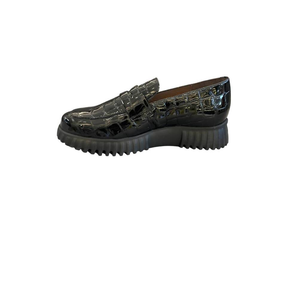 NEW WONDERS women's garda moccasin shoe in negro